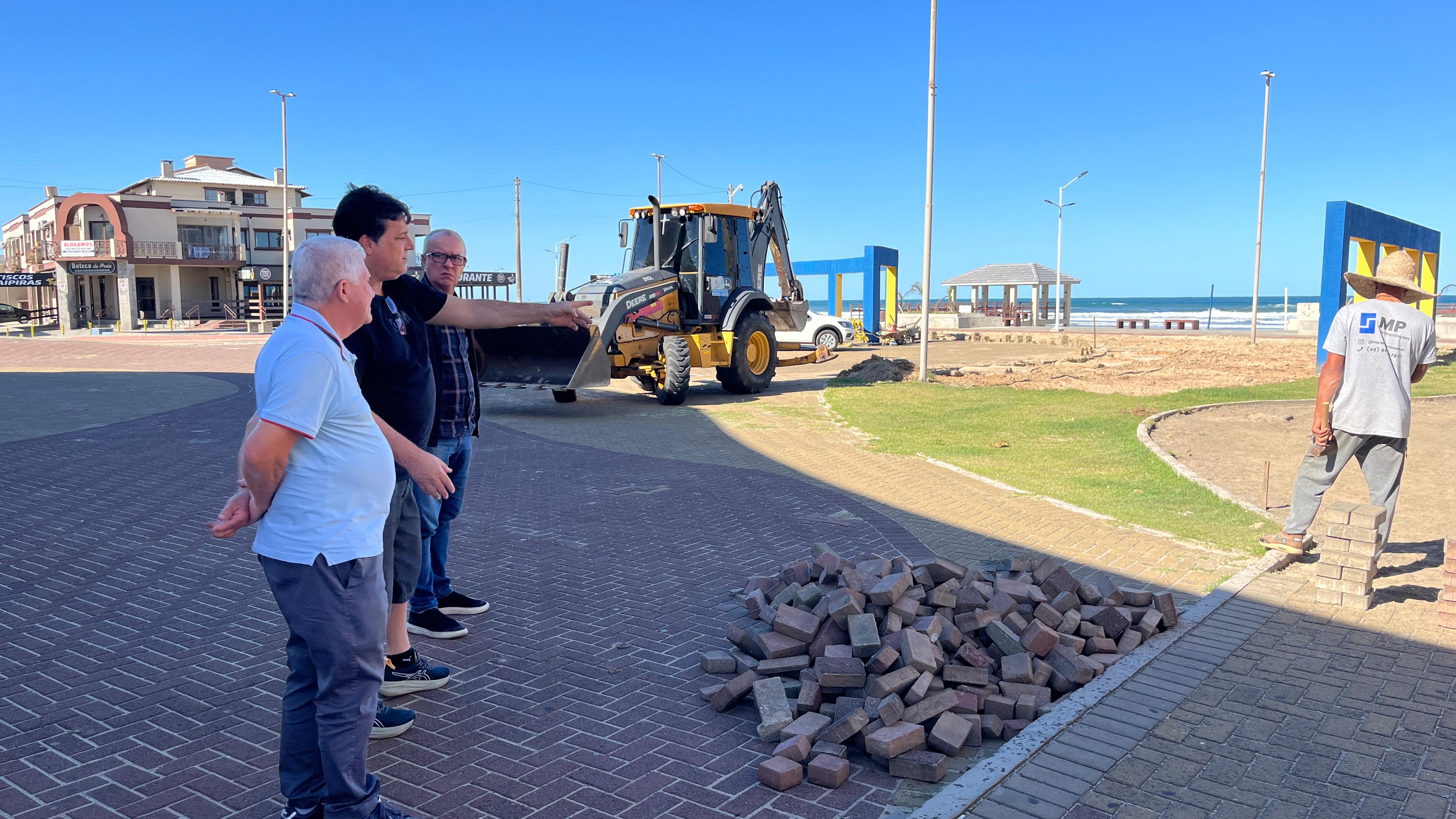 Praça Central recebe melhorias - Balneário Arroio do Silva