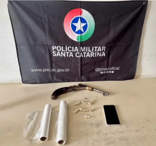 Homem é preso por tráfico de drogas e posse irregular de arma de fogo em Balneário Arroio do Silva